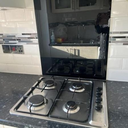 3 Bedroom Mid Terraced House Grays 外观 照片