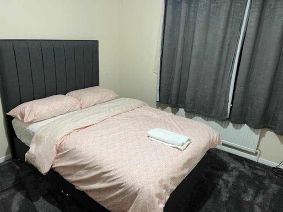 3 Bedroom Mid Terraced House Grays 外观 照片